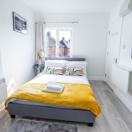 No 01 Small Studio Flat In Aylesbury Town Station Exterior photo