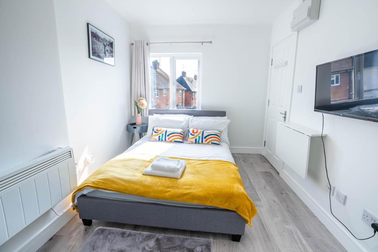 No 01 Small Studio Flat In Aylesbury Town Station Exterior photo