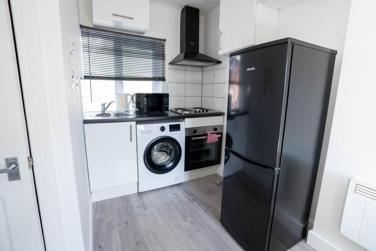 No 01 Small Studio Flat In Aylesbury Town Station Exterior photo